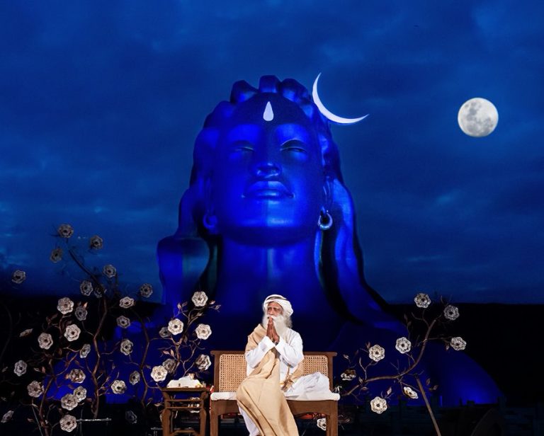 ध्यान, भक्ति और संगीत का संगम — सद्गुरु के आश्रम में गुरु पूर्णिमा की एक दिव्य संध्या