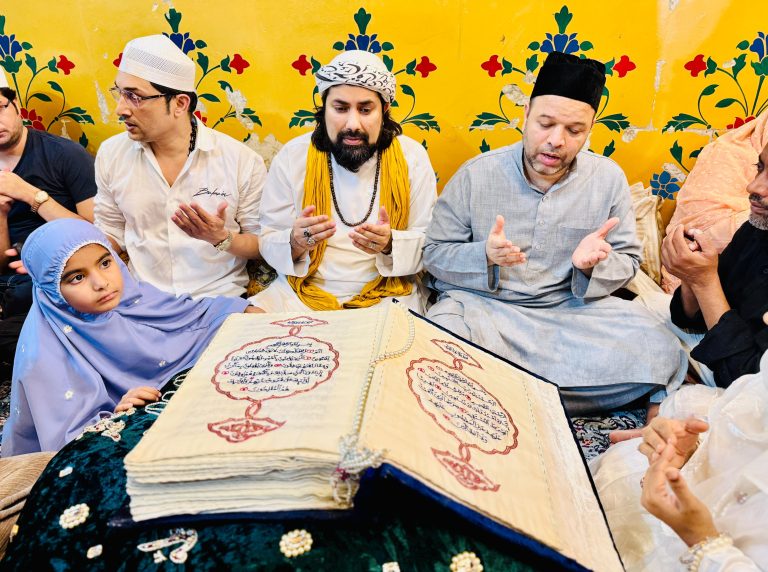 कपड़े पर लिखी गई क़ुरआन शरीफ़