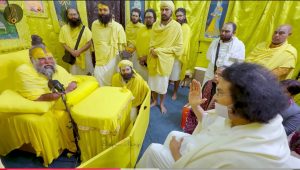 प्रेमानंद जी महाराज और जैन आचार्य लोकेश की भेंट की फोटो