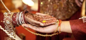 पारंपरिक विवाह गीत गातीं महिलाएँ – भारतीय शादी के लोकगीत