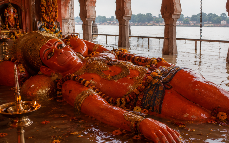 प्रयागराज के लेटे हुए हनुमान जी का रहस्य: आखिर हर साल गंगा क्यों करती हैं बजरंगबली का जलाभिषेक?